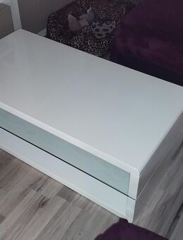 Weißer Couchtisch mit Glasablage - Danndorf