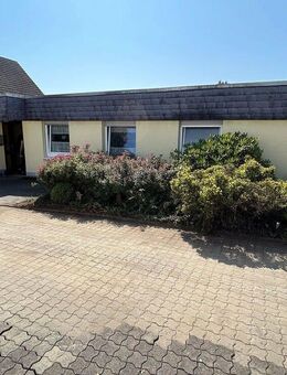 VR IMMO: Hilchenbach-Dahlbruch, Bungalow mit Garage und Stellplatz sucht neue Bewohner. - Hilchenbach