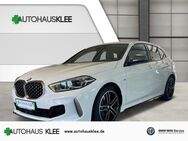 BMW M135, xDrive inkl WINTERREIFEN Sportpaket El Panodach digitales Sitze, Jahr 2023 - Wölfersheim