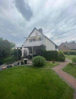 Trittau-Dichterviertel: sonniges 2-Familienhaus mit Carport, Garage und Teich - Trittau