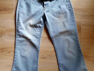 Verkaufe 3/4 Jeans in heller Waschung mit Gürtel, Größe M, - Berlin