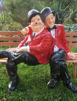 Dekofigur Dick und Doof sitzend auf der Bank 2 - teilig NEU - Hergisdorf