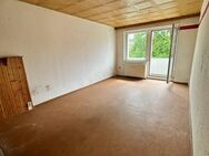 Sanierungsbedürftige 3 Raum Eigentumswohnung mit gutem Schnitt und Balkon in ruhiger Lage - Puschwitz