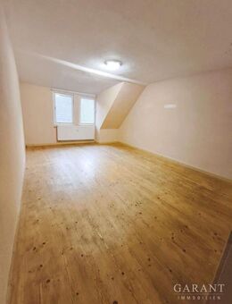 Viel Platz auf zwei Ebenen: Dachgeschoss-Wohnung mit Studio in Sulz am Neckar - Sulz (Neckar)