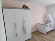 Kinderzimmer Paidi Kira Gitterbett mit Matratze und Schrank + Spielzeugregale - Neutraubling