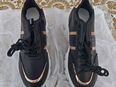 Schwarze gestreifte - Sneaker - Gr. 35,5 - -36 - Bequeme Schnürschuhe, Abholung oder Vesand der ist im Preis schon enthalten - Innenmaß 23 cm - Absatzhöhe 5 cm in 98617