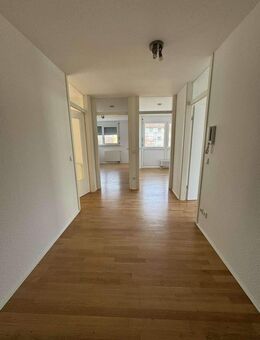 Großzügige und helle 4-Zimmer-Wohnung in Stuttgart mit Balkon - Stuttgart