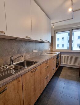 Rennweg Bestlage! Voll sanierte 3-Zimmer-Wohnung mit Balkon, Aufzug und TG-Stellplatz - Nürnberg