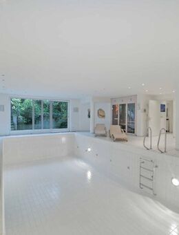 +++ Indoor-Pool mit Sonnenfenster+++ Großes Anwesen mit Einliegerwohnung +++ 1.500 m² Grundstück +++ - München