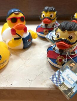 5 Bade-Enten/Plastik-Enten, gelb + schwarz (3x König Ludwig), neu - München