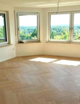 Großzügige, neu sanierte 4-Zimmer-Wohnung mit 120 m²- 1.OG, Balkon, neuer Küche, Stellplatz und Kellerraum - Neustadt (Waldnaab)