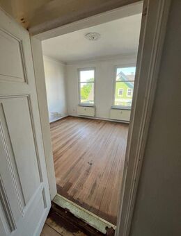 Solides Mehrfamilienhaus mit Potenzial – ca. 2.000 m² Eigentumsgrundstück, drei Wohnungen, Garagen und Carports - Neustadt-Glewe