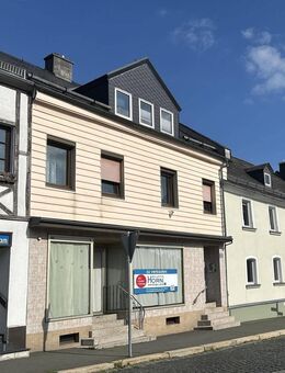 Wohnhaus mit Garage und Platz für ein Gewerbe - Schwarzenbach (Wald)