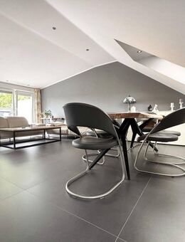 Moderne & großzügige 3- bis 4-Raum-Wohnung im Dachgeschoss mit tollem Balkon in Styrum - Mülheim (Ruhr)