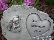Kleiner Grabstein mit Engelsfigur und Herz Wir vermissen Dich - Uslar Zentrum