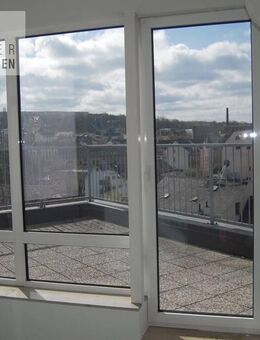 Zentrumsnah gelegene 4-R-Wohnung mit 25 qm Dachterrasse + Wintergarten, 2 Bäder, Gemeinschaftsgarten - Werdau