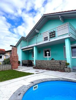 Traumhaftes Zweifamilienhaus mit großem Garten, Pool und vielseitigen Nutzungsmöglichkeiten! - Mengkofen