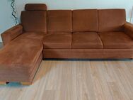 Braune Couch mit Bettfunktion und Hocker - Twistetal