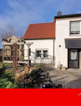 Zwei Flurstücke und ein Haus mit Garagen - Borna