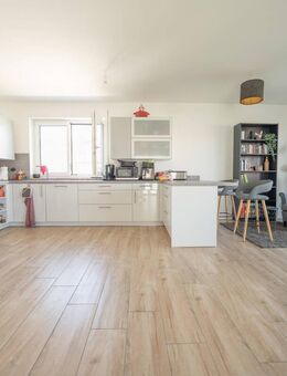 Neuwertige 3 Zimmer Wohnung mit Küche und Dachterrasse in Kissing zu vermieten - Kissing