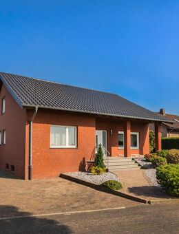 111 m² IM ERDGESCHOSS, ZUSÄTZLICHE AUSBAURESERVE IM DACHGESCHOSS, GARAGE UND VOLL UNTERKELLERT - Büren