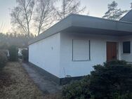 Eingeschossige Doppelhaushälfte mit Flachdach und Entwicklungspotenzial in Buckenhof - Buckenhof