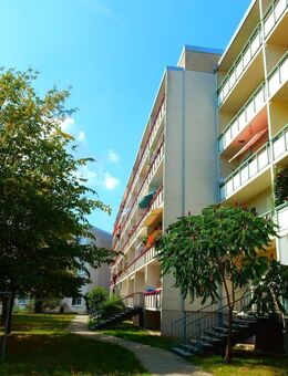 Zwei Zimmer, Einbauküche, Balkon mit schöner Aussicht - frei ab September! - Görlitz