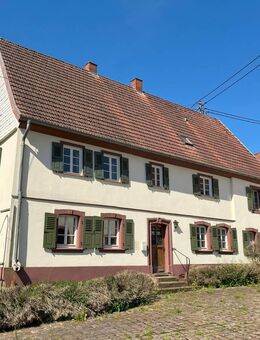 Historischer Dreiseithof mit angrenzenden landwirtschaftlichen Flächen - Gerhardsbrunn