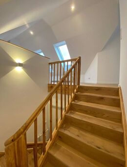 Lichtdurchflutete 2-Zimmer Maisonette Wohnung mit Balkon zur Miete im Ortskern Markt Erlbach - Markt Erlbach