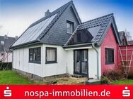 Kleines Einfamilienhaus mit modernisierten Elementen und Renovierungsbedarf im Innenbereich - Schleswig