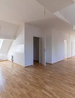 WG-taugliche 4 Zimmer Dachgeschoßwohnung! Bei Anmietung bis zum 31.07.2025 erstatten wir Ihnen eine Grundmiete! - Nürnberg