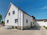 Modern, hell, besonders: Einfamilienhaus mit stilvollem Anbau und moderner Ausstattung - Nersingen