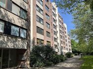 Renovierte 2,5-Zimmer-Wohnung mit großer Loggia, TG-Stellplatz und Aufzug in Zentrumslage - Ahrensburg