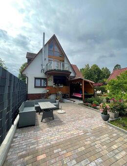 Im Dreifamilienhaus - Charmante 3 Zimmer Hochparterrewohnung mit großem Garten in Sasel - Hamburg