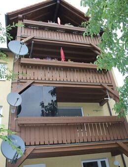 Zweckmäßige 3-Zi-Whg. mit EBK, Balkon u. 2 Garagen - Markt Erlbach