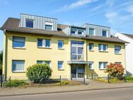 Modernisiertes 6-Parteienhaus mit Balkonen und Garagen in Niederkassel - Niederkassel