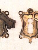 2 historische Möbelbeschläge, Schlüsselblätter in 01099