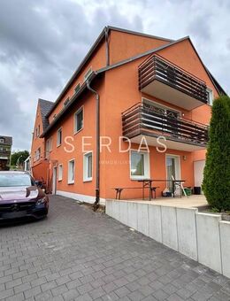 Charmante Doppelhaushälfte mit Einliegerwohnung, 4-Stellplatz-Garage und 859 m² Grundstück - Hof