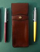 GOLDPFEIL Stiftetui LEDER Farbe: "Scotch-Braun" Serie: "Oxford" Komplett Leder-gefüttert GOLDPFEIL Emblem Länge 16 cm, Breite 6 cm, Dehnungsfalte Liebhaberstück Sammlerobjekt Schreibgeräte Etui Federtasche mit Lasche in 32545