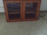 Gratis: 2 Sofa’s, 2 Sessel, 3 Vitrinen aus Holz mit Glastüren - Düsseldorf