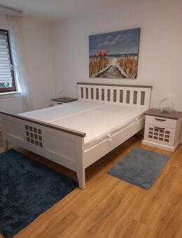 Landhaus Schlafzimmer-Set, weiß, mit neuwertigen Luxus-Matratzen und Lattenroste, 180x200 - Geldern