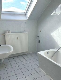 Gemütliche Maisonette-Dachwohnung mit Einbauküche-Terrasse im Hof möglich - Chemnitz