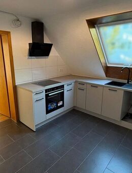 Exklusiv renovierte 2-Zi-DG mit EBK & Stellplatz in Kornwestheim - Kornwestheim