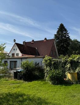 Doppelhaushälfte mit großem Grundstück und Potenzial - ideal für Visionäre! - Kellinghusen