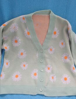 NEU * Original * Flower- Power * Margeriten * Blumen * Blüten * VINTAGE * Wie selbst gestrickt * Wolle * Cardigan * Strickjacke * Gr. 38- 40/ S- M * lind- grün * gelb * weiß * - Riedlingen