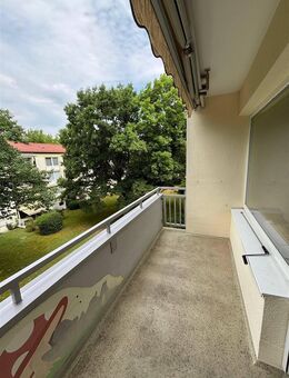 Wohnen mit Blick ins Grüne - Lichtdurchflutete Wohnung mit zwei Balkonen - München