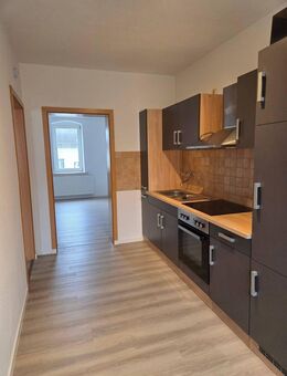 renovierte 3-Raum-Wohnung im 1. OG mit Einbauküche und Stellplatz - Ostrau