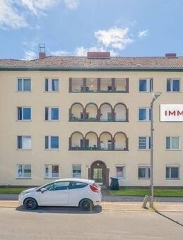 IMMOBERLIN.DE - Feine einzugsfreie Altbauwohnung mit Loggia in gepflegtem Zustand beim Tempelhofer Feld - Berlin