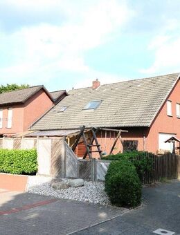 Teilmodernisiertes, großzügiges Wohnhaus mit 2 Wohneinheiten, Keller und Garagen - Emstek