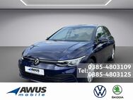 VW Golf, 2.0 TDI VIII Life, Jahr 2022 - Schwerin